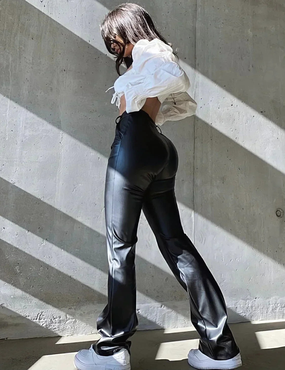Vegan Leren Broek met Hoge Taille en Licht Uitlopende Pijpen
